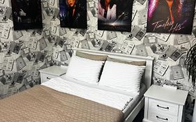 РЕЗЕРВНЕ ЖИВЛЕННЯ Просторі LUX апартаменти на центральному проспекті, програвач вінілу з платівками, великий Smart TV,преміум-підписки YouTube та онлайн-кінотеатрів , кавомашина, відкритий балкон, ЗВІТНІ ДОКУМЕНТИ